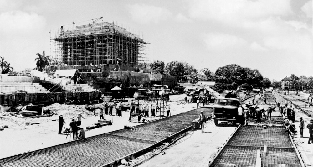 Ho Chi Minh Mausoleum was under construction, captured in 1972 (Sources: Internet)